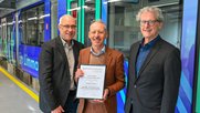Preisträger Hansjürg Zumstein umrahmt von Vereinspräsident Gerhard Lob und Jurypräsident Peter Moor an der Hauptversammlung im Depot der Limmattalbahn. (Foto © Stefan Treier)