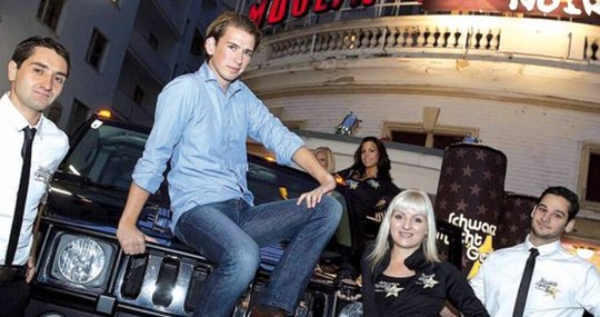 Sebastian Kurz war schon immer ein dankbares Objekt für die Medien. 2008 ganz zu Beginn seiner politischen Laufbahn noch mit dem «Geilomobil»…           (Bild: ÖVP)