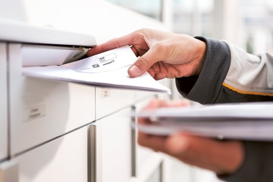In Amsterdam findet man keine «Stopp Werbung»-Kleber an den Briefkästen, sondern welche mit «Bitte Werbung». (Bild © Die Post)