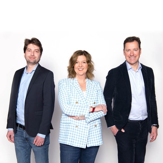 Pascal Fröhli (l.) und Nathalie Diethelm, Co-CEOs der Mediaplus Suisse AG, mit Matthias Brüll, globaler CEO der Mediaplus Group... (Bild: zVg)