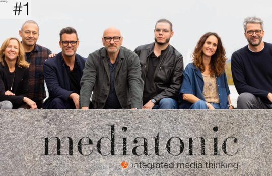 Das Team um Gründer und CEO Chris Fluckiger (4. v. l., Bild: zVg)