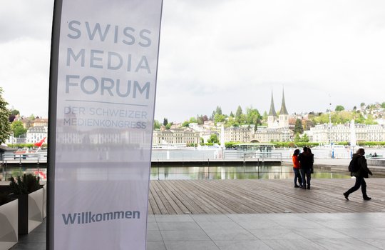 Aussenminister Ignazio Cassis wird am Medienkongress zur Geopolitik interviewt... (Bild: zVg)