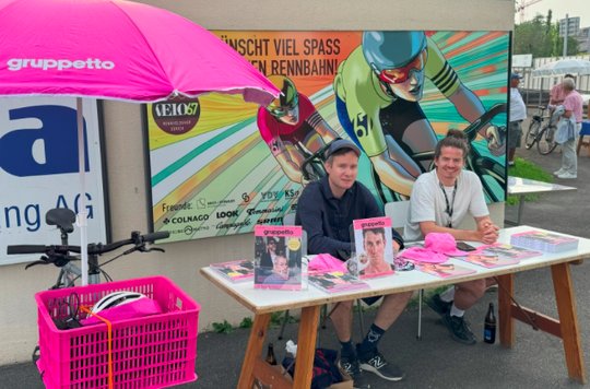 Radsport-Botschafter im Einsatz: Pascal Ritter und Tim Brühlmann (r.) auf der Offenen Rennbahn in Oerlikon… (Bild: © KR)