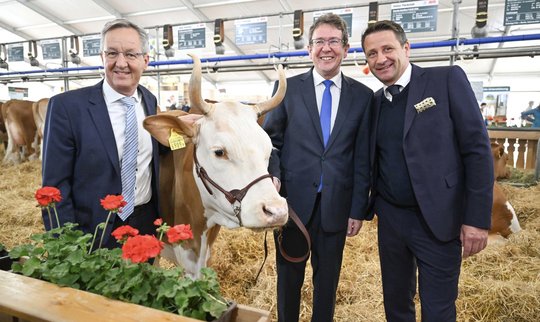 BEA-Schwerpunkt lag auf der Landwirtschaft und gelebter Tradition: Peter Stähli (l.), VRP Bernexpo, Bundesrat Albert Rösti und Tom Winter (r.), CEO der Bernexpo...   (Bild: zVg)
