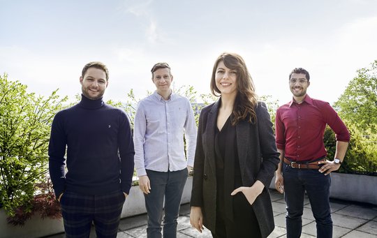 Philipp Hiemer, Adrian Wenzl, Director Performance Marketing, Dafina Abazi und Pascal Misala verknüpfen UX, SEO und Digital Analytics... (v.l.) (© Webrepublic)
