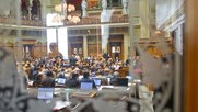 Exakt ein Jahr nach dem Scheitern des Medienpakets ist der Ausbau der indirekten Medienförderung wieder auf dem Tisch. (Bild © parlament.ch)