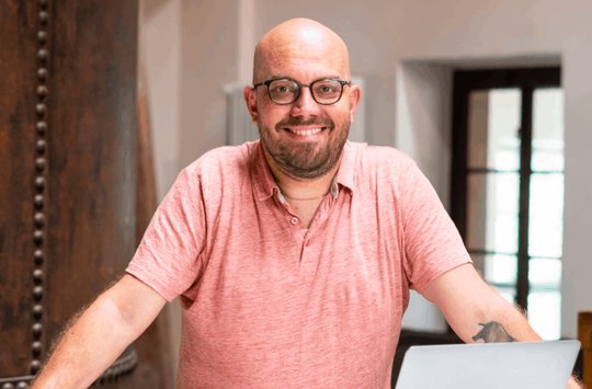 «Im Tech-Journalismus geht es eigentlich um Geld, Macht und Politik», sagt MAZ-Programmleiter Reto Vogt... (Bild: zVg)