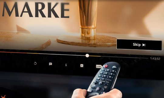 Beim «Ultimate Abo» von Zattoo übernimmt das Unternehmen die anfallende monatliche Lizenzgebühr. Hier ist neu zudem eine Skip-Funktion integriert...