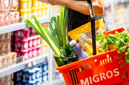 Die im Juli startende Migros Marketing Romand AG kümmert sich um die Sortiment-Steuerung jenseits des Röstigrabens... (Bild: © Migros / zVg)