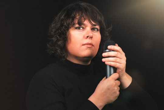 Es gehe nicht darum, die Veranstaltung lächerlich zu machen, beteuert die SRF-Komödiantin... (Bild: © SRF)