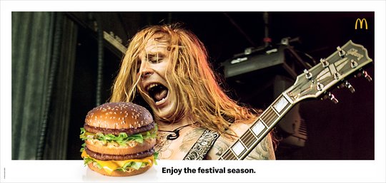 Die richtige Stärkung für einen starken Auftritt: Pete Adams träumt auf der Bühne von einem Big Mac…       (Bild: TBWA\Zürich)