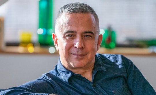«Mir liefen die Tränen herunter»: Der Zürcher Rechtsanwalt Emrah Erken bekommt vor der UBI in grossen Teilen recht...      (Bild: zVg/ © Olivier Brandenberg)