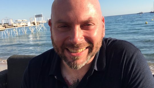 Dieses Datum wird er nicht vergessen: Dennis Lück beim Feiern in Cannes, als er 2018 bei der Löwenjagd richtig abräumen durfte...          (Bild: Klein Report)