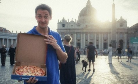 «Die umstrittenste Pizza der Welt durchschreitet die Heilige Pforte und wird von allen Sünden freigesprochen»  (Bild: Domino's/zVg)