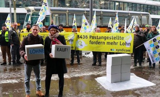 Mit einer lautstarken Aktion protestierten am Mittwoch vor dem Post-Hauptsitz Briefträgerinnen, Postauto-Chauffeure und Schalter-Mitarbeitende. (Bild © Syndicom)