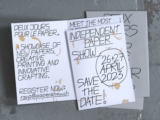 «Save the Date»-Karte von Thomas de Monaco. Goldspuren laden ein, auf Spurensuche in die Papierwelt einzutauchen, wo es einen grossen Schatz zu entdecken gibt…    (Bild: zVg)