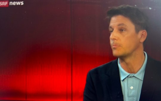 Etwas oberlehrerhaft: SRF-Smalltalk-Rechercheur Pascal Schmitz... (Bild: Screenshot)