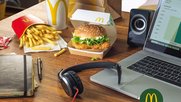 Die Kampagne wird von drei Food-Sujets, die sich «an den gelernten McDonald’s-Inszenierungen» orientieren sollen, begleitet...