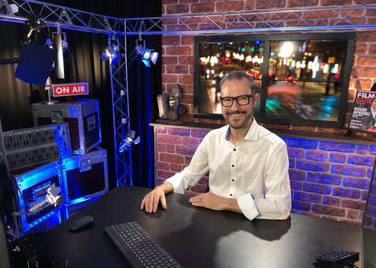Philipp Portmann, der CEO der Portmann Group, in seinem Studio in Wettingen, wo «Kinowetter» moderiert wird …     (Bild: Klein Report)