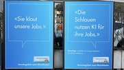 Wo holen wir unsere Energie her? Und was will eigentlich Europa von der Schweiz? Die Gegenpositionen gibts jeweils auf zwei nebeneinanderstehenden Plakaten mit dem Claim «Sonntags verstehen wir hitzige Debatten»… (Bild: Ingo Zürich/zVg)