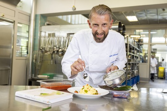 Bernd Ackermann präsentiert ein püriertes Gourmet-Menü...      (Bild: Gian Veit)