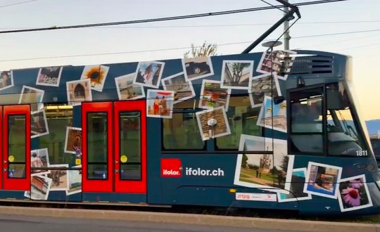 Die Fotosujets auf dem Tram zeigt Stadtansichten vom Genfer Fotografen Brian Anthony Kelly... (Bild: Screenshot Youtube)