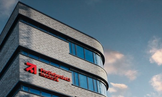 Der Sender könnte auf populistische Berlusconi-Linie getrimmt werden, kritisiert der Deutsche Jounalisten-Verband...     (Bild: zVg / © ProSiebenSat.1)