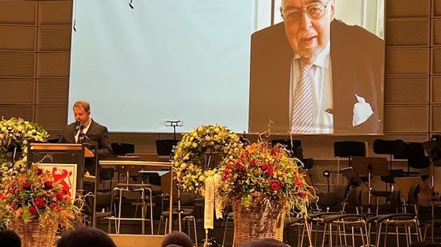 Vor der Trauergemeinde erzählt Gabriel Vetter Anekdoten über seinen verstorbenen Vater, Karl Lüönd… (Bild: © Klein Report)