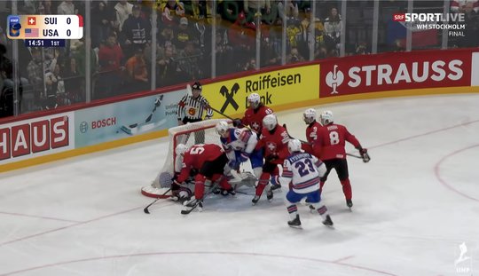 Gewusel vor dem Tor: Da war die Welt am Sonntagabend noch in Ordnung für die Schweizer Eishockey-Nationalmannschaft. Am Ende stand es 0:1. Zum vierten Mal Silber für die Schweiz... (Screenshot SRF Final)