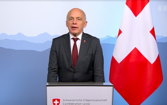 Ein redaktioneller Ohnmachtsmoment: Bundesrat Ueli Maurer spricht zur besten Sendezeit zur «Frontex»-Vorlage, ohne dass die Gegenseite zu Wort kommen kann. (Bild Screenshot SRF)