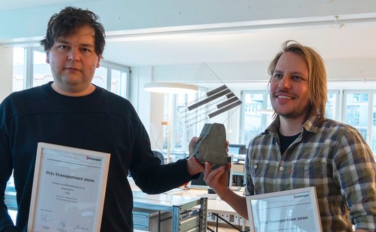 Blumen für Kaspar Surber und Jan Jirát (v. l.): Per Bundesgerichtsurteil brachten sie die Behörden zur Herausgabe von Firmennamen. (Bild: zVg)