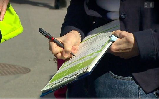 300 Unterschriften zu vier Volksinitiativen sollen gefälscht worden sein... (Bild: Screenshot SRF)