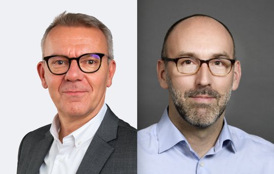 Tamedia-Co-Chef Marco Boselli und NZZ-Korrespondent Daniel Wechling (v.l.) stossen in den Stiftungsrat des Zürcher Journalistenpreises. (Bild zVg)