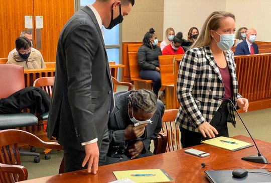 Anthony J. Broadwater kann bei der Verkündigung seines nachträglichen Freispruchs die Tränen der Freude nicht zurückhalten…          (Bild: United News Post)
