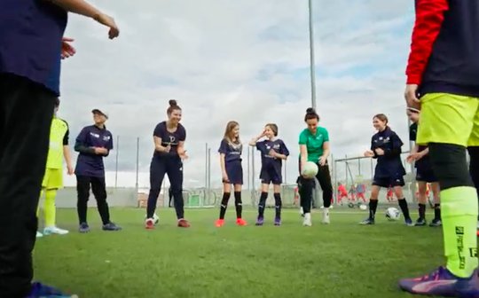 Die Stiftung «Laureus Sport for Good» will Mädchen und junge Frauen auf dem Fussball-Rasen fördern... (Bild: Screenshot Video)