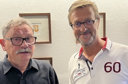 Roland «Rick» Rickenbacher (l.) und Verleger Markus Mehr präsentieren «RICK`S ANDEERE CARTOONS» in Andeer...   (Bild: © Klein Report)
