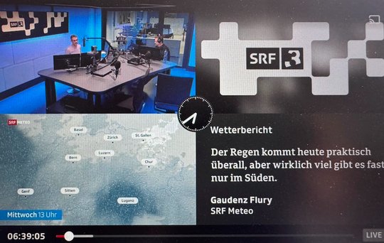 Überbrücken die meteorologische Sendepause: Philippe Gerber (l.) und Marco Thomann gönnen Gaudenz Flury die Erleichterung... (Bild: Screenshot)