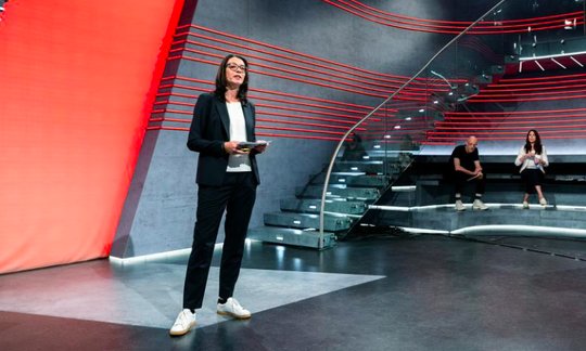 Nathalie Wappler am Drücker: 88 Stellen mussten Anfang 2021 dran glauben, bis 2023 werden 145 weitere gestrichen. (Bild © SRF)