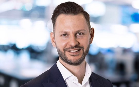 Vincent Aebi leitet das Umbauprojekt «Enavant SRG SSR»... (Bild: © SRG)