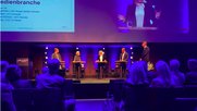 Thomas Kundert (Somedia), Ladina Heimgartner (Ringier), Jessica Peppel-Schulz (Tamedia) und Michael Wanner (CH Media) (v.l.) waren sich einig: Die digitale Transformation geht ins Geld, Sparen ist ein Muss... (Bild © VSM)