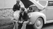 Pionierin des Reisetagebuchs: Annemarie Schwarzenbach 1939 in Kabul mit einem Einheimischen vor ihrem Ford... (Bild: © Schweizerisches Literaturarchiv)