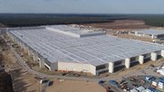 «Je ranghöher Sie sind, desto sichtbarer muss Ihre Präsenz in der Fabrik sein», schrieb Elon Musk in einem Mail an seine Mitarbeitenden...            (Bild: Tesla, Fabrik Berlin)