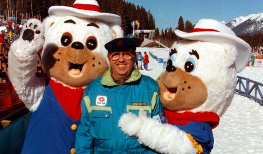 Hahn im Korb: Max Wolf mit Maskottchen an den Olympischen Winterspielen 1988 in Calgary... (Bild: © SRF)