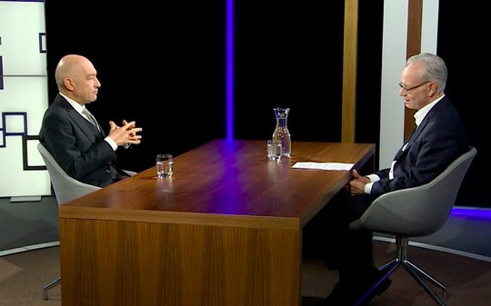 Verlängert: NZZ-Chef Eric Gujer mit dem Zürcher SP-Ständerat Daniel Jositsch in «NZZ Standpunkte» Ende Juli. (Bild Screenshot)