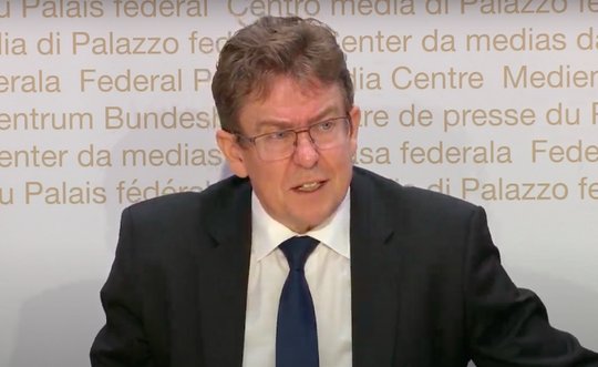 Der Bundesrat lehnt die SRG-Initiative «200 Franken sind genug!» ab. Stattdessen will er die Radio- und TV-Abgabe in Eigenregie auf 300 Franken senken... (Bild Screenshot Medienkonferenz)