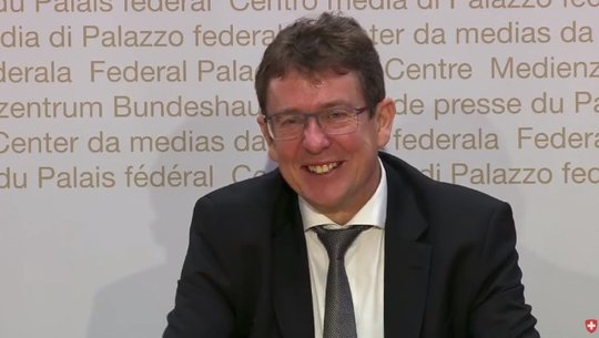 Kurze Departementsverteilung: Der neu gewählte Bundesrat Albert Rösti übernimmt das Departement für Umwelt, Verkehr, Energie und Kommunikation...       (Screenshot: Medienkonferenz)