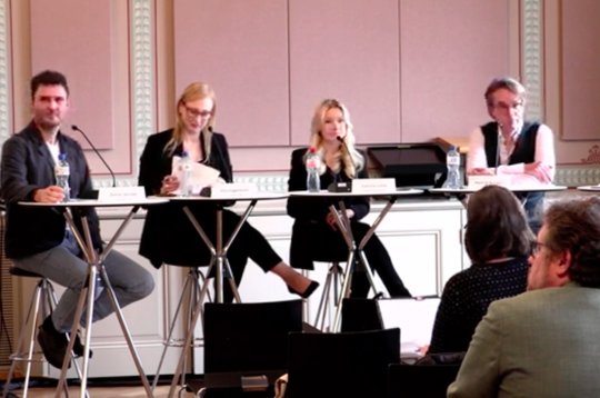 Tsüri-CR Simon Jacoby, Verlegerverbands-Chefin Pia Guggenbühl, «Nebelspalter»-Redaktorin Camille Lothe und fög-Chef Mark Eisenegger debattieren über das neue «Jahrbuch»... (v.l.; Bild: Screenshot Klein Report)