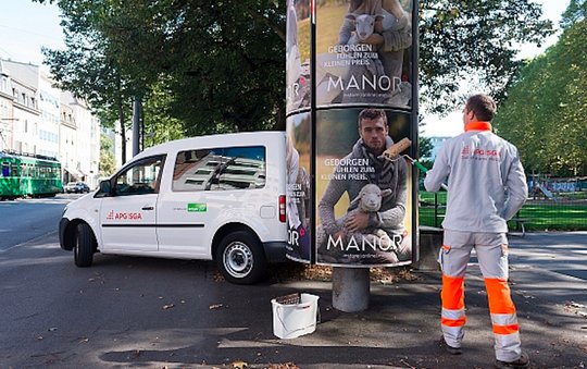 «Ein geklebtes oder ein mit LED hinterleuchtetes Plakat besticht noch heute durch Brillanz und Sichtbarkeit», sagt Markus Ehrle. (Bild © APG)