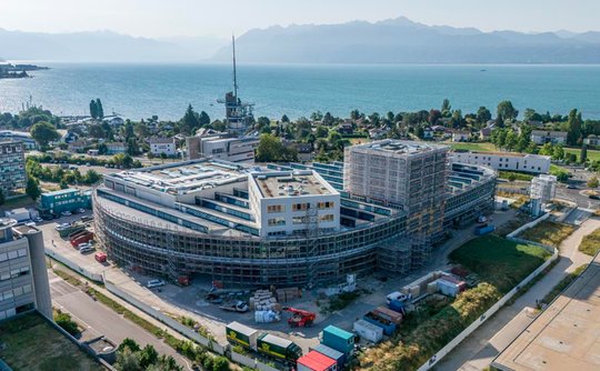 Am neuen Standort in Lausanne-Ecublens (Bild) wird der Totalumbau im Herbst 2026 mit der Reorganisation der journalistischen und technischen Teams abgeschlossen... (Bild: © RTS / zVg)