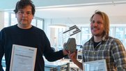 Blumen für Kaspar Surber und Jan Jirát (v. l.): Per Bundesgerichtsurteil brachten sie die Behörden zur Herausgabe von Firmennamen. (Bild: zVg)